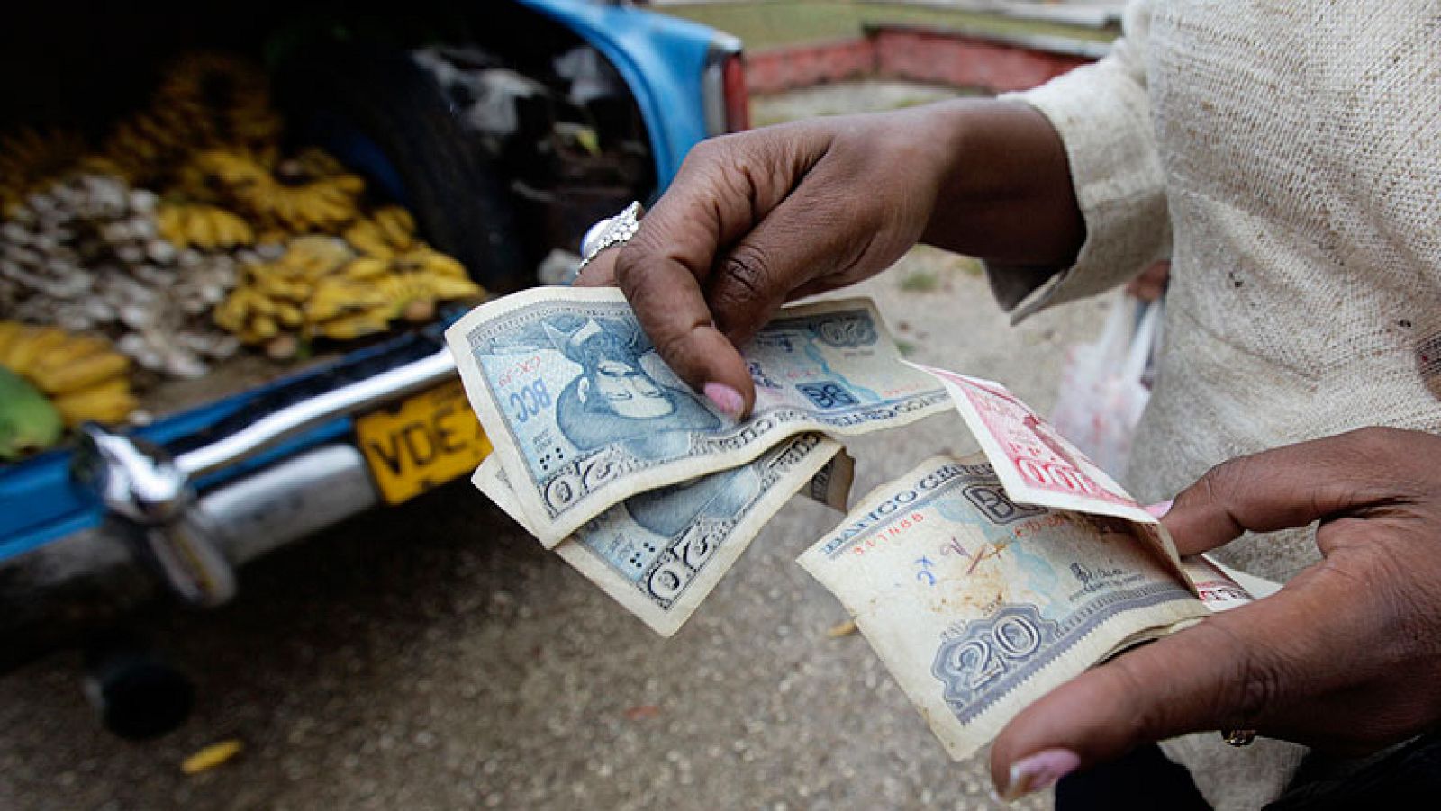 Cuba inicia el camino para abandonar el doble sistema monetario