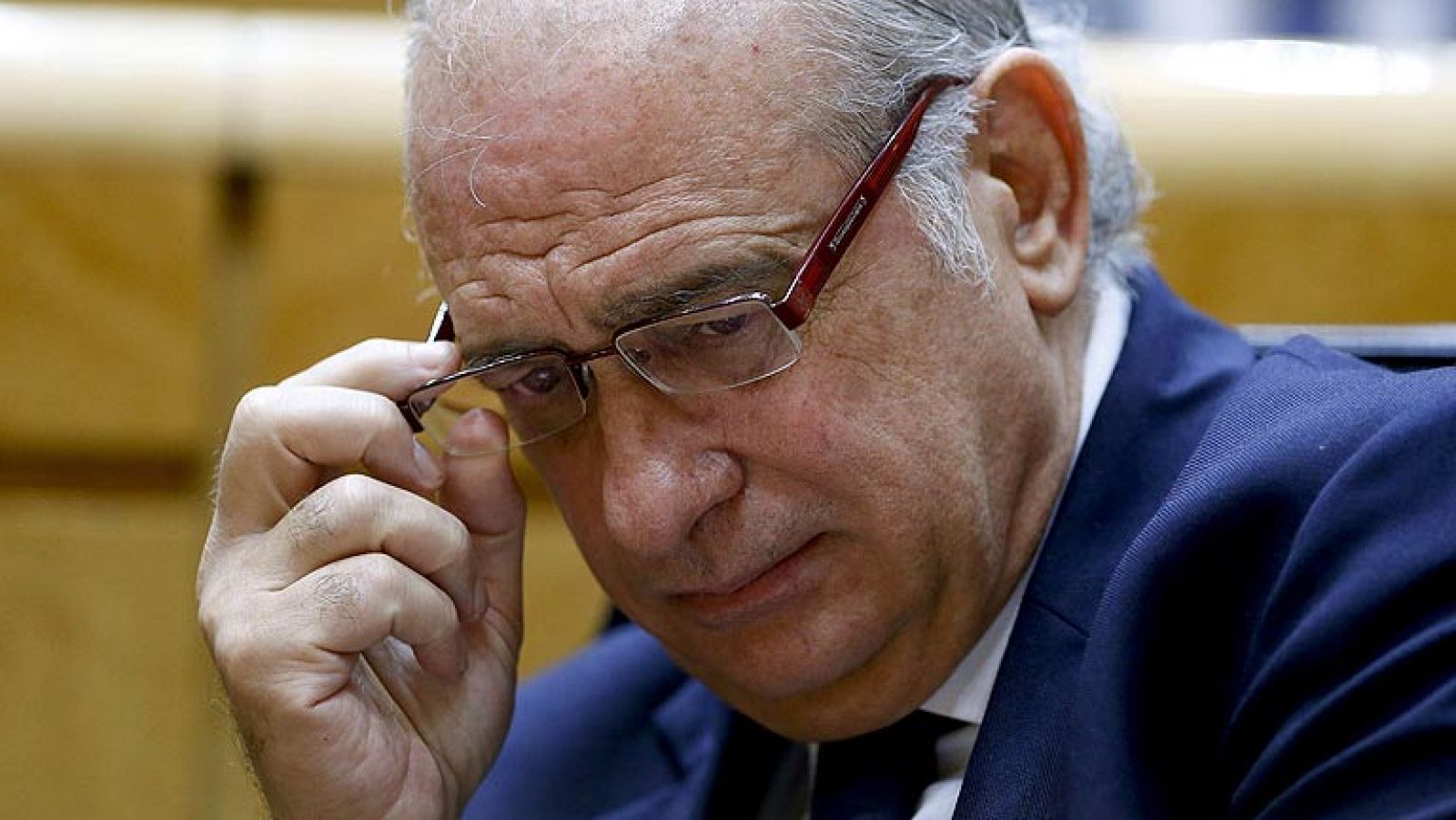 El ministro de Interior, Jorge Fernández, ha señalado que gracias al Estatuto de la Víctima, que se aprobará este viernes en el Consejo de Ministros, se aumentarán sus garantías de carácter procesal, con más información sobre los procesos y la posibilidad de recurrir los cambios en la situación procesal de quien las hizo tener la condición de víctima. Así lo ha dicho el ministro de Interior, Jorge Fernández, en una entrevista en 'Los Desayunos de TVE', donde ha anunciado que el presidente del Gobierno, Mariano Rajoy, se reunirá este miércoles con la Asociación Víctimas del Terrorismo (AVT) y la de la Fundación Víctimas del Terrorismo (FTV) después de que este lunes el Tribunal de Estrasburgo tumbara la 'doctrina Parot' y obligase a la excarcelación de la etarra Inés del Río, que este martes salía de prisión.