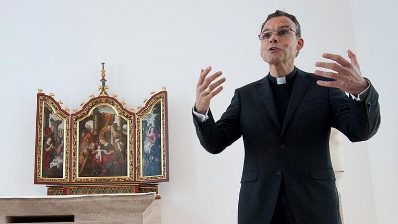 El papa aparta temporalmente al 'obispo despilfarrador' alemán