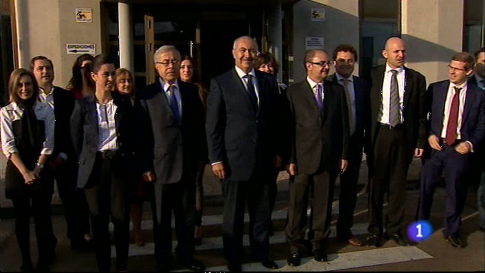 Los 80 trabajadores de Protesa de Ejea de los Caballeros han recibido hoy una visita muy especial, la del propietario de la empresa, el libanés Fouad Makhzoumi. Quiere invertir cinco millones de euros en los próximos años en esta empresa zaragozana.Hosteleros y empresarios turísticos ven con muy buenos ojos la intención del gobierno de Aragón de regular el alquiler de casas y apartamentos privados. Llevaban tiempo denunciando la economía sumergida y ponen el ejemplo de Alcañiz, con el gran premio de motociclismo.En deportes, hoy tenemos dos citas europeas. Por un lado, el CAI Zaragoza buscará la victoria en Berlín, donde esta noche se mide al Alba, en la Eurocup; por el otro, en Teruel, el Voleibol se enfrentará al CRIMSODA DE UCRANIA, en la copa CEV .