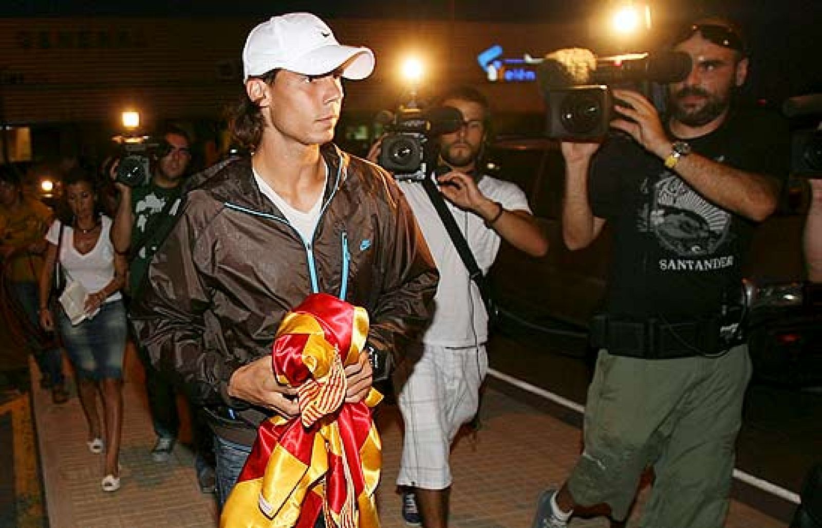 El tenista Rafa Nadal ha regresado a Mallorca después de ganar su primer Winbledon. El de Manacor se ha abstenido de jugar en Stuttgart, debido a sus problemas de rodilla. Antes de pensar en los Juegos Olímpicos, quiere disfrutar del nuevo título.