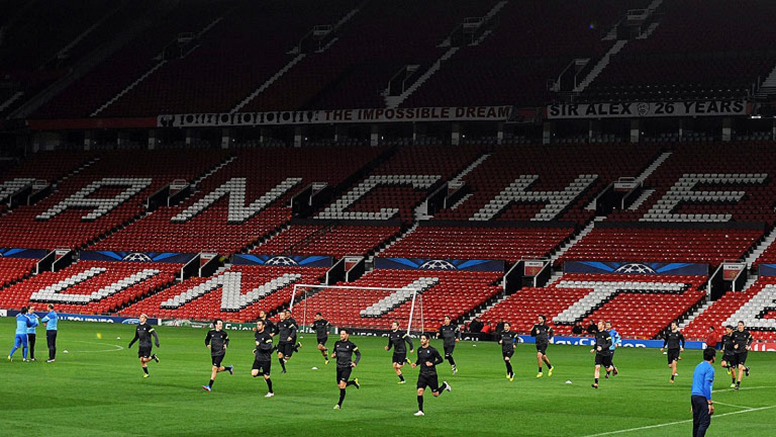 Miles de aficionados de la Real Sociedad han invadido el centro histórico de Manchester, donde disfrutan del sueño de la Champions. Esta noche, el once de Arrasate saltará a Old Trafford en busca de la machada que ponga la guinda a una inolvidable jo