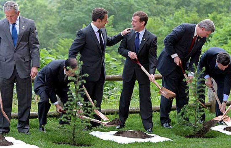  Los líderes del G8 han alcanzado un principio de acuerdo para reducir las emisiones de gases CO2 a la mitad en el 2050. Se plantea el 2020 como posible fecha inicial para alcanzar una primera reducción, aunque aún no se ha concretado. 