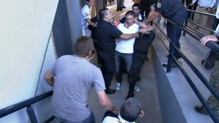 Telediario 1 - Dimite el técnico de Quilmes después de agredir a un aficionado