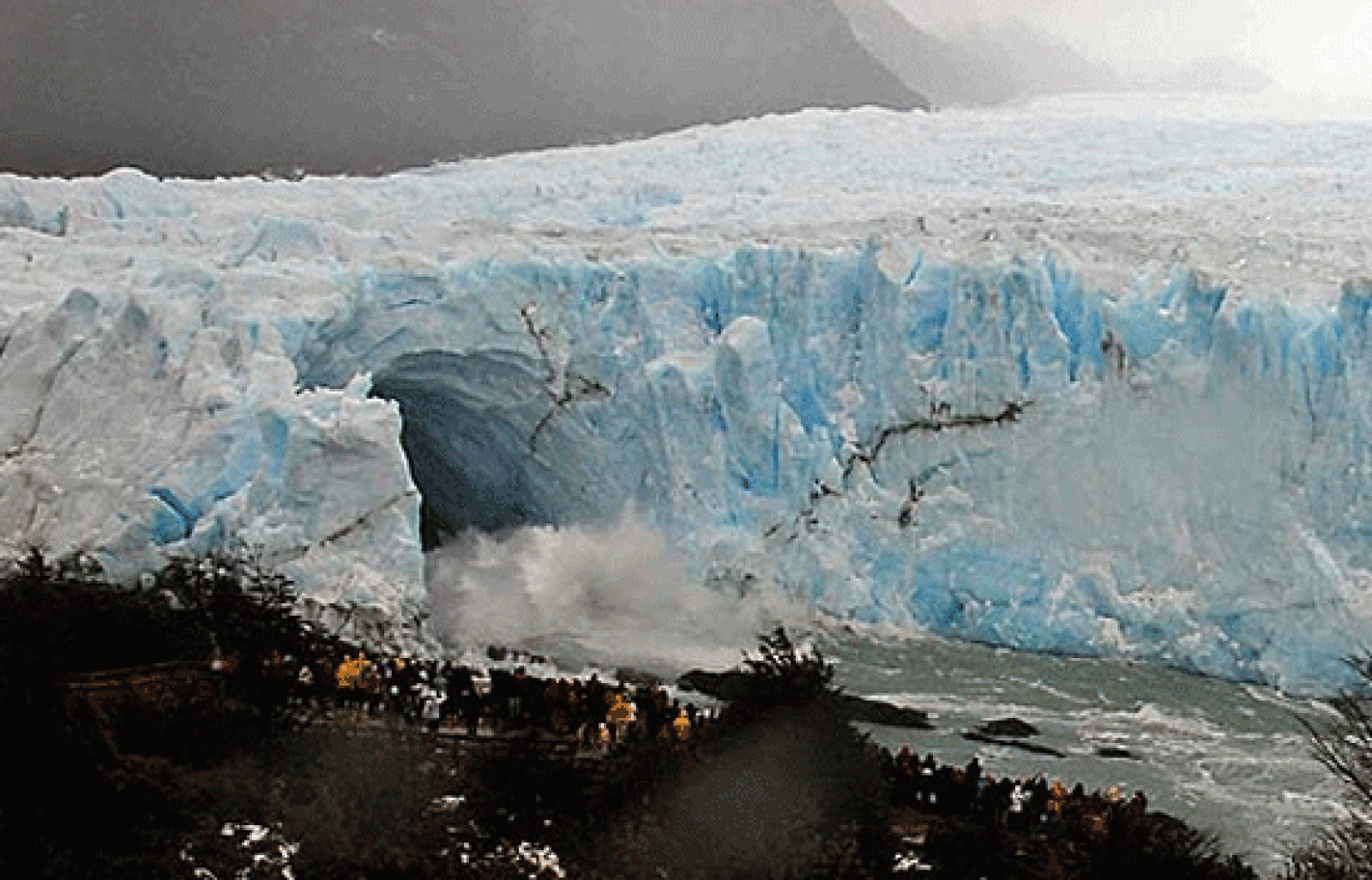 El Perito Moreno se rompe en pleno invierno
