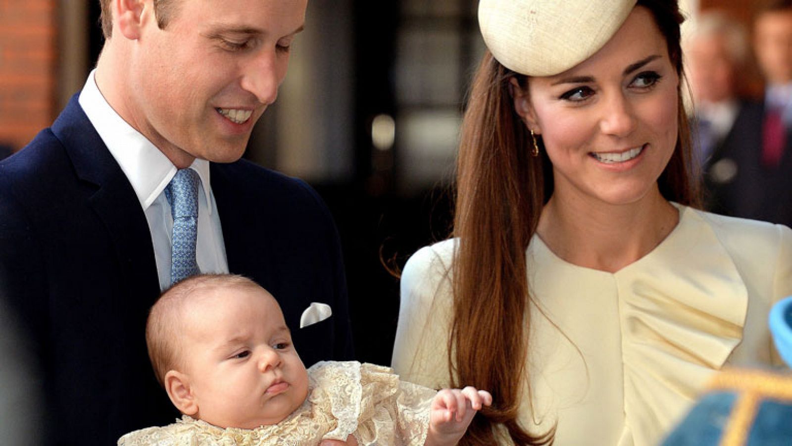 Los duques de Cambridge bautizan al príncipe Jorge en una ceremonia privada