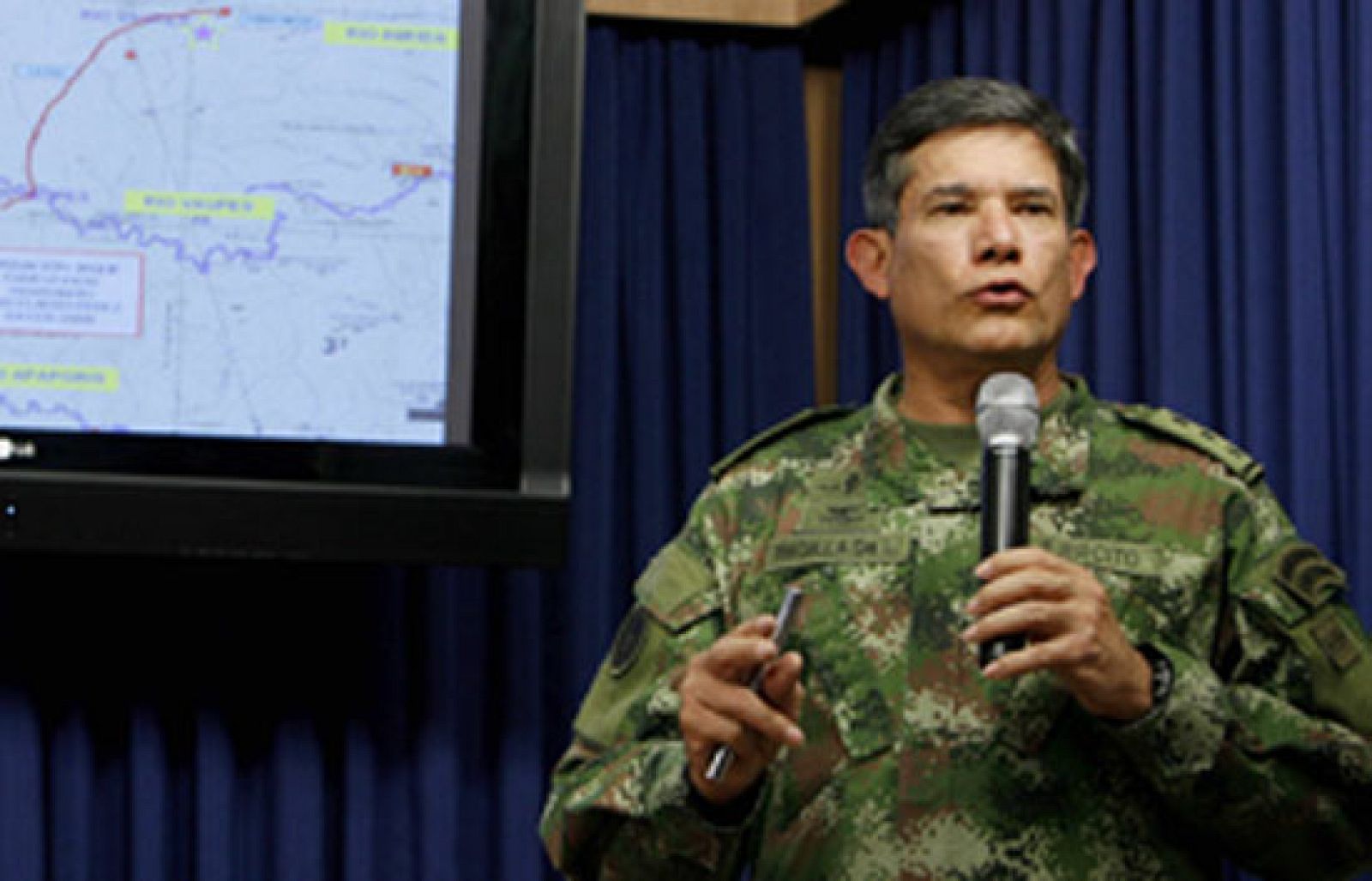 El Jefe del Estado Mayor de las Fuerzas Militares de Colombia, el comandante Freddy Padilla de León, habla sobre el rescate de Ingrid Betancourt y el estado en que se encuentran el resto de los secuestrados y cómo Colombia afronta la lucha contra las FARC.