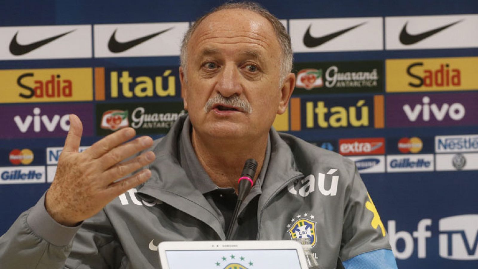 El seleccionador de Brasil, Luiz Felipe Scolari, sigue insistiendo en su intención de convocar Diego Costa para los dos amistosos que la 'canarinha' disputará en noviembre y añade que, en caso de que el Mundial de Brasil se disputara hoy, el delantero atlético iría convocado.

"Hablé con Jorge Mendes (representante del jugador) y me dijo que hablaría con Diego. Hablé con Jorge porque tengo intenciones de llamar a Diego para los amistosos de noviembre en Miami y Toronto y para ver a quién convoco luego para el Mundial", comentó Scolari en la Cope.