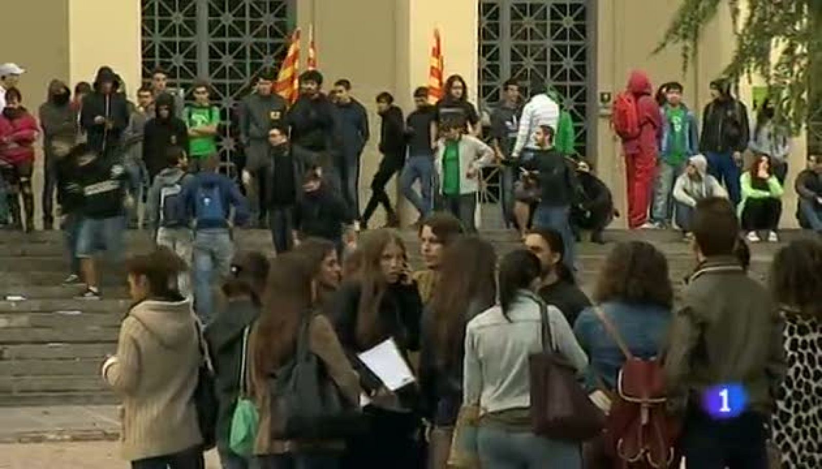 Repasamos los incidentes más destacados de la jornada de huelga en colegios, institutos y facultades de la universidad de Zaragoza. Ha habido dos detenidos y altercados en el campus de San Francisco de la capital aragonesa. 