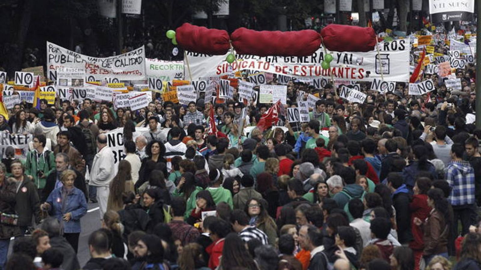 Miles de personas se manifiestan en Madrid contra la LOMCE en la jornada de huelga 