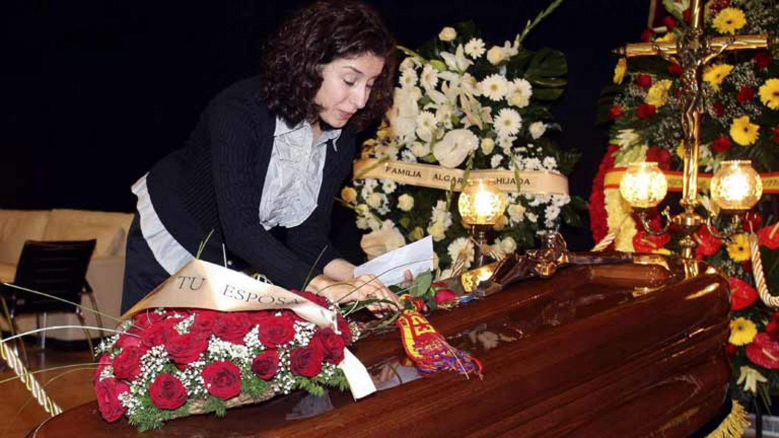 Miles de personas visitan la capilla ardiente de Manolo Escobar