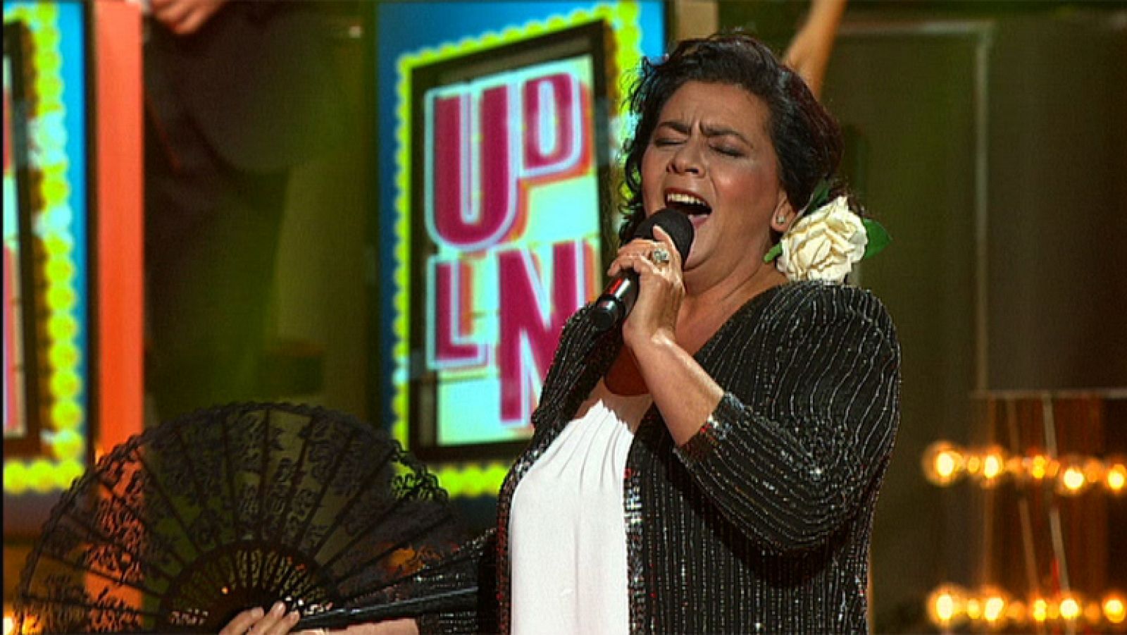 Uno de Los nuestros - María del Monte canta "Y viva España" 