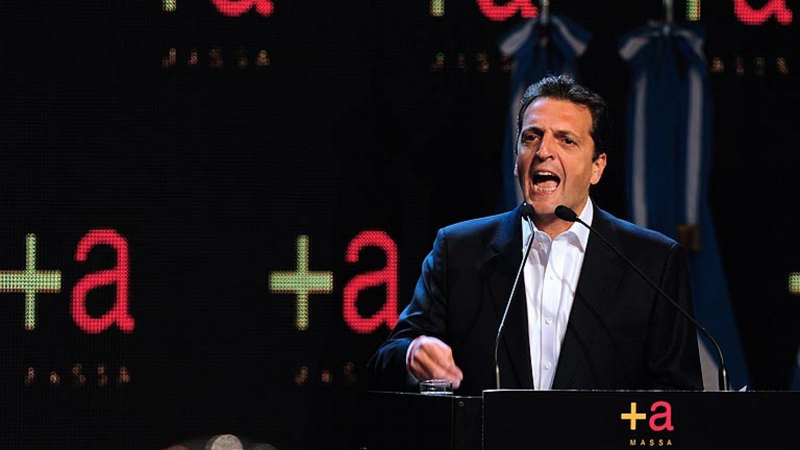 El principal rival de Cristina Fernández recibe el apoyo del exministro Lavagna para las legislativas de Argentina