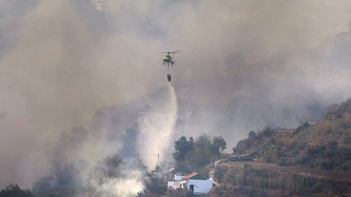 Telediario 1 - Continúan activos cuatro frentes en el incendio forestal de Gran Canaria