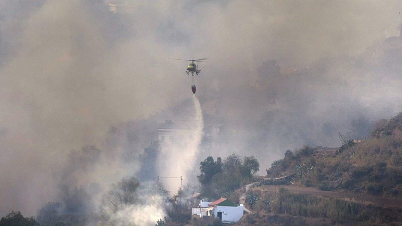 Continúan activos cuatro frentes en el incendio forestal de Gran Canaria