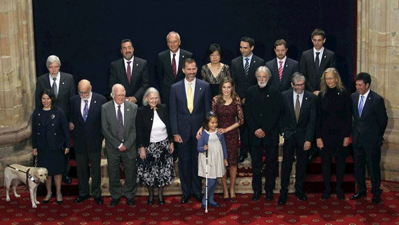 Los príncipes de Asturias reciben a los galardonados