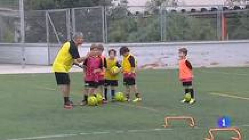 El clásico visto -y cantado- por los niños, mas protagonistas que nunca en un Barça-Madrid. Estos pequeños futbolistas tienen el corazón dividido entre Madrid y Barça. Unos prefieren a Cristiano y otros a Messi.