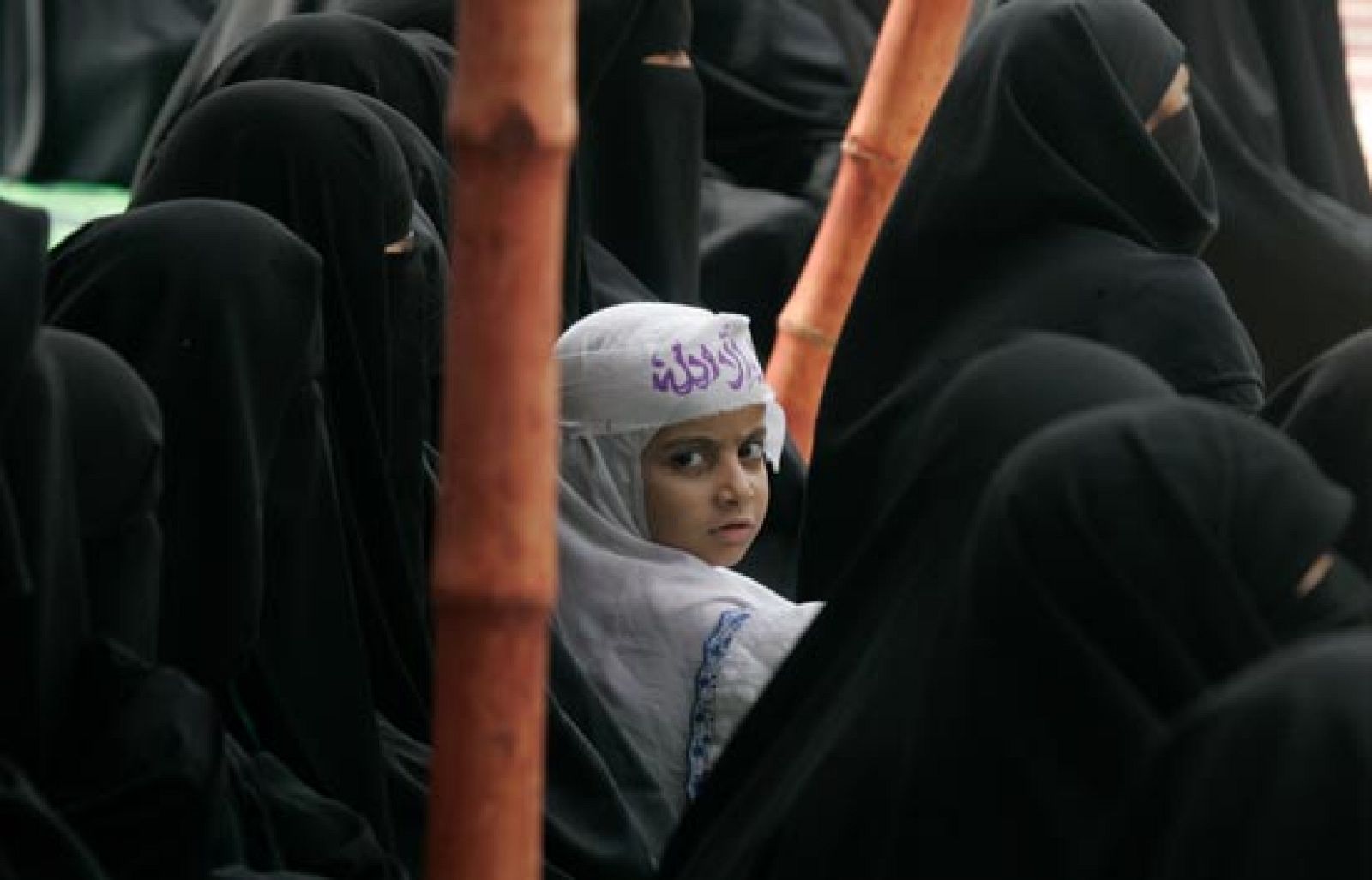 Centenares de mujeres corean en un mitin en la Mezquita Roja de Islamabad, Pakistán: "Criaremos a nuestros hijos para la yihad"