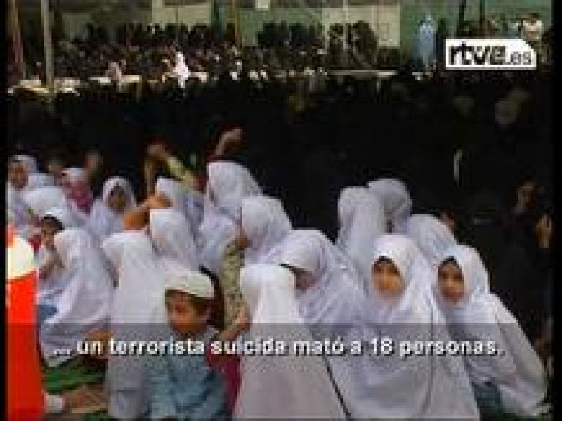  Centenares de mujeres corean en un mitin en la Mezquita Roja de Islamabad, Pakistán: "Criaremos a nuestros hijos para la yihad"