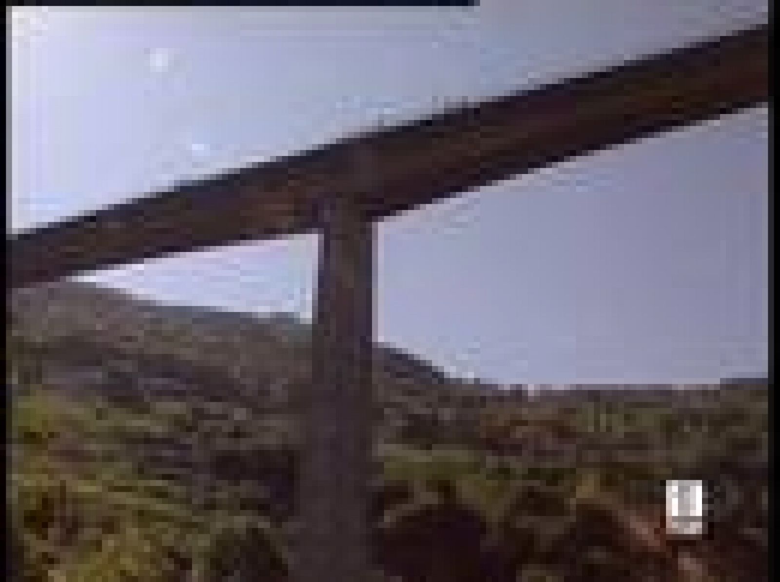 En Lugo,un camionero ha muerto al caer su vehículo desde una altura de unos ciento cincuenta metros | Ver