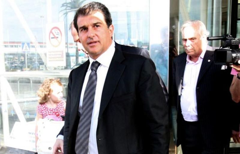  La junta  del FC Barcelona se prepara para una reunión decisiva en la que se aguarda la toma de postura de los directivos, que determinarán si Laporta sigue al frente de la presidencia del club o no.