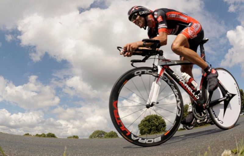 A pesar de perder más de un minuto frente a Cadel Evans en la primera contrarreloj del Tour, el murciano Alejandro Valverde ve el vaso medio lleno y cree que está en condiciones de dar la cara para el triunfo final.