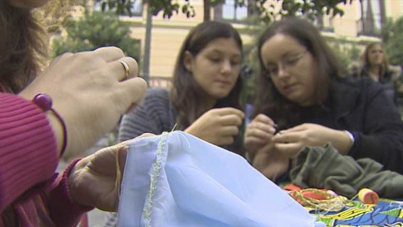 Clases de hilo y aguja en las calles de Madrid