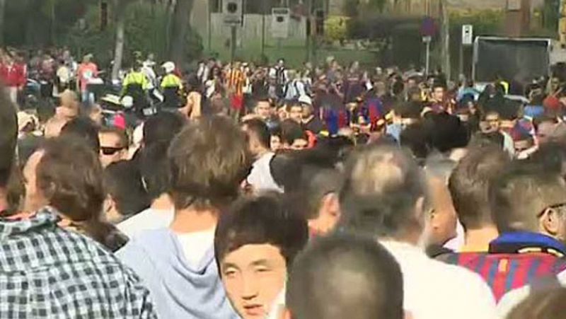 Madrid y Barcelona se han paralizado este sábado para disfrutar del 'clásico' del fútbol español, que ha llenado bares y ha reunido a amigos y rivales en torno a una pantalla.