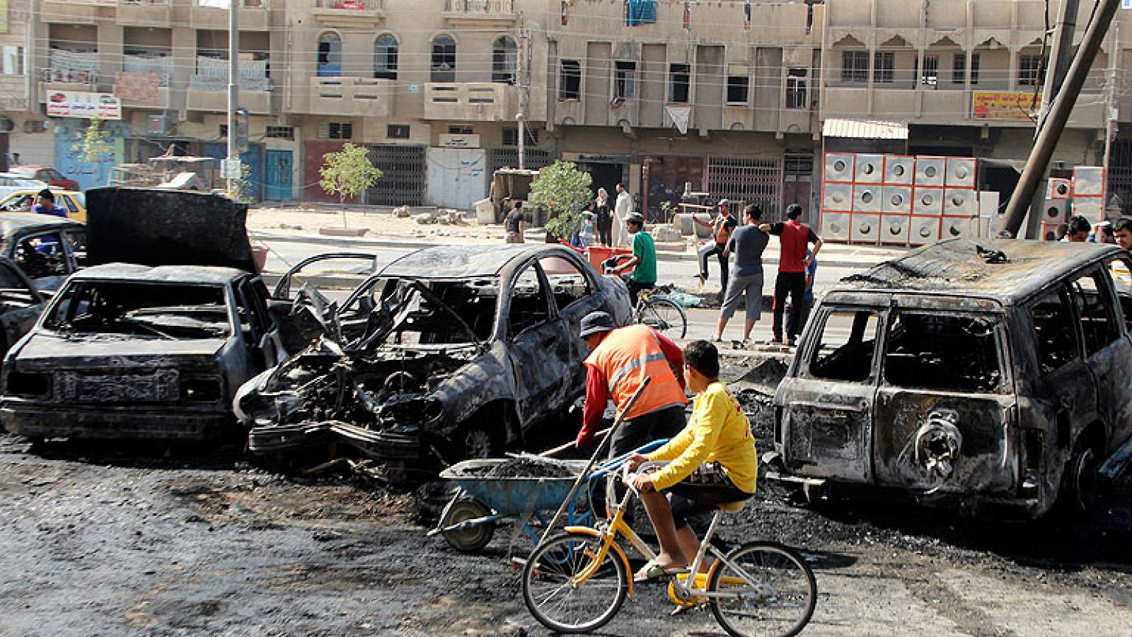 Al menos 30 personas han muerto este domingo y otras 88 resultaron heridas en una cadena de atentados perpetrados con coches bomba en distintos puntos de Bagdad, informa a Efe una fuente de la policía.