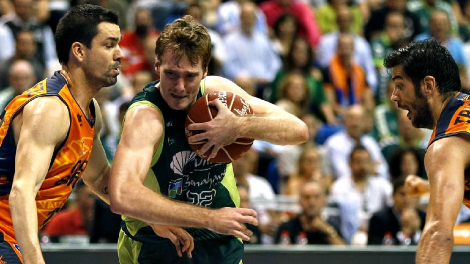 El Valencia BC logró un triunfo valioso contra Unicaja (71-74), que refuerza su candidatura como alternativa al poder. Los taronja controlaron el choque en la primera mitad y supieron aguantar los envites del conjunto malagueño en el tramo final.