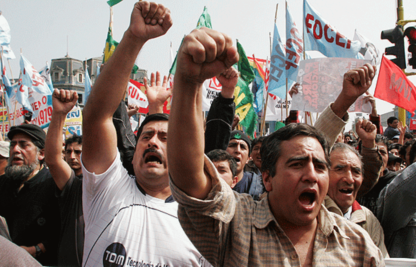  Marchas masivas y bloqueos de carreteras en diversos puntos de Perú han predominado en la huelga nacional contra la política económica y social del presidente, Alan García.