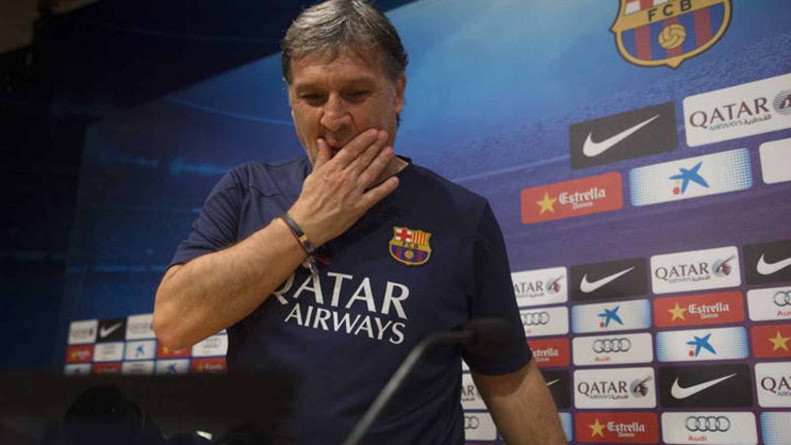 El entrenador del FC Barcelona , Gerardo 'Tata' Martino, ha asegurado que le parece "demasiado atrevido" acusar de robo al árbitro Undiano Mallenco de forma "gratuita" por lo sucedido el sábado en el 'clásico' del Camp Nou (2-1), y ha matizado que en todo caso debería hablarse de posibles errores y, sobre todo, ha  añadido que se debe juzgar más el partido y no a los colegiados.