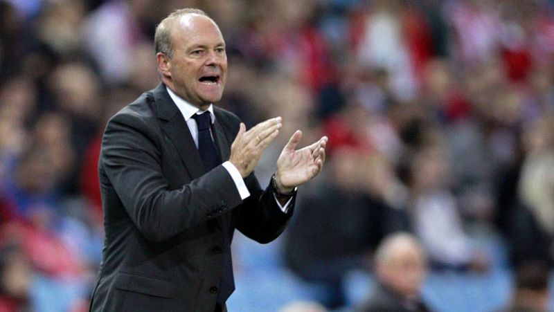 El entrenador del Real Betis, Pepe Mel, descartó este lunes  cualquier amago de dimisión de su puesto, recalcando que no se puede  "tirar de este barco" por sería "de cobarde y mal bético" hacerlo en  un mal momento para el que pide tranquilidad y op