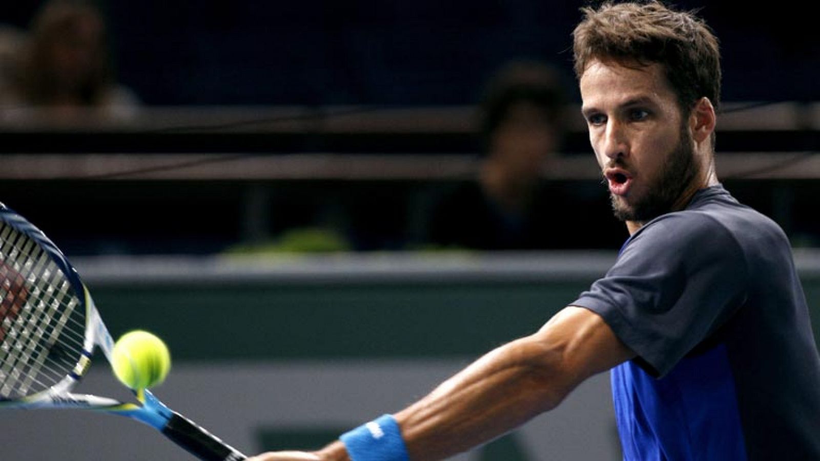 El español Feliciano López se ha impuesto al australiano Bernard Tomic en primera ronda del Masters 1.000 de París-Bercy por 6-4, 6-7(4) y 7-6(1) en 2 horas y 22 minutos y se medirá con el suizo Stanislas Wawrinka, séptimo favorito del torneo. El de Toledo ha hecho su particular lectura del partido en TVE y cree que lo tenía controlado hasta el momento máximo de tensión, cuando la ha "liado parda".