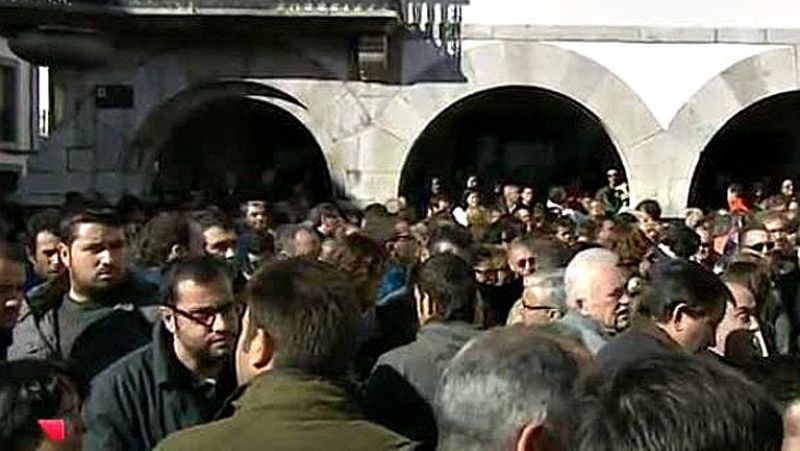 Cientos de personas se concentran en la Pola de Gordón en duelo por los mineros fallecidos