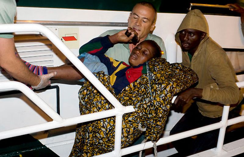  Los 33 supervivientes- 19 hombres, 13 mujeres y un niño- se recuperan de la tragedia vivida en la patera con la que querían alcanzar España en una travesía que se ha cobrado 15 vidas.