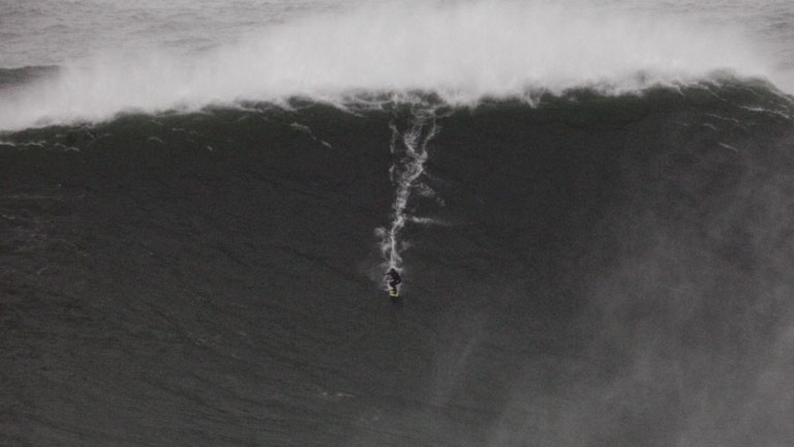 Telediario 1: La brasileña Maya está a punto de morir cuando surfeaba una ola gigante | RTVE Play