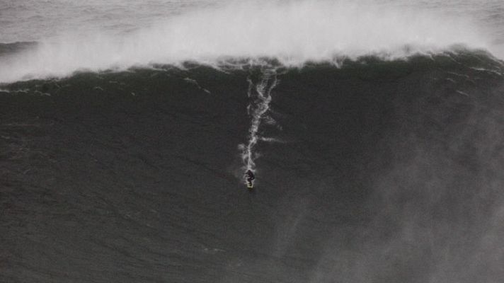 La brasileña Maya está a punto de morir cuando surfeaba una ola gigante