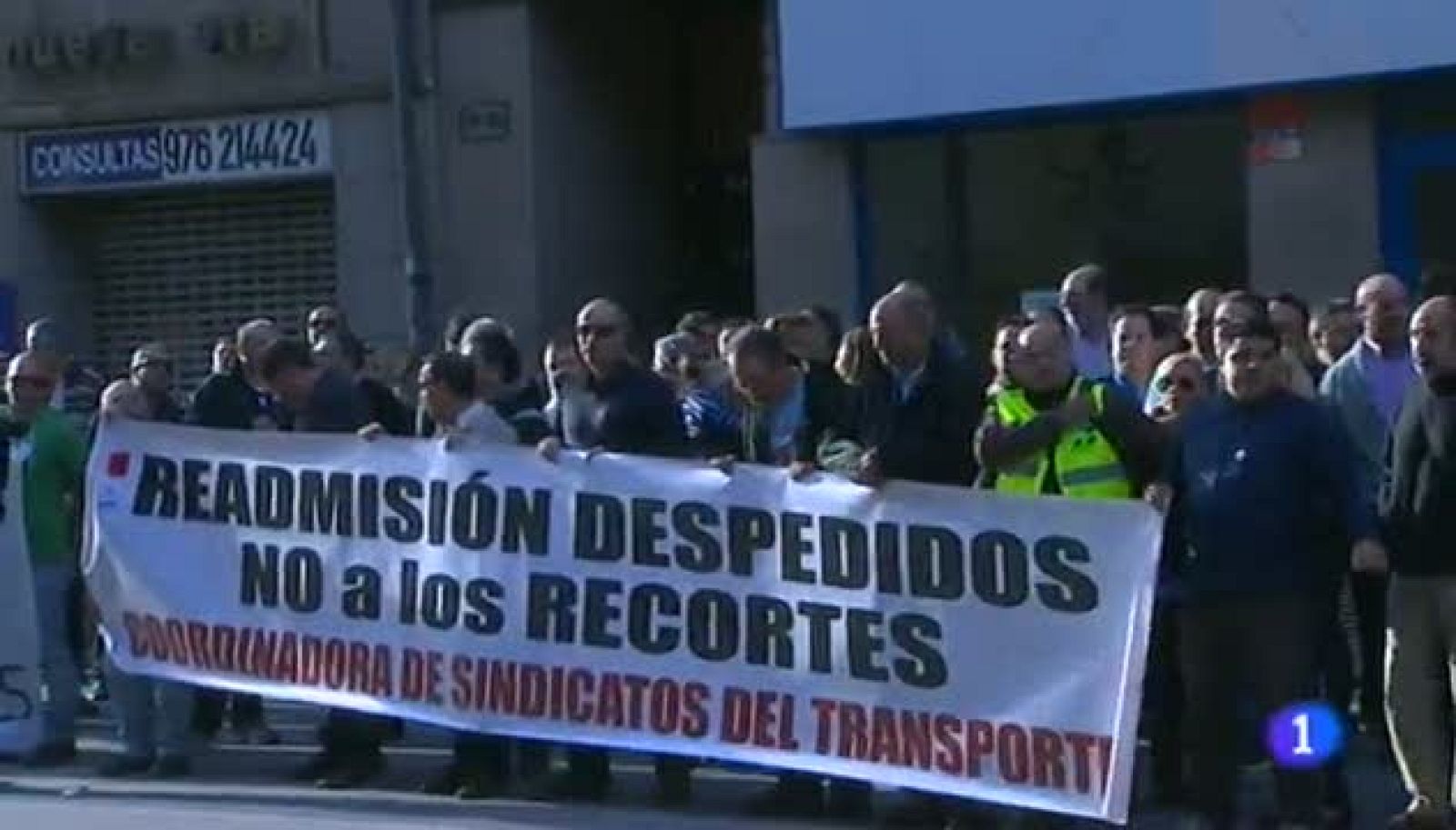 El juicio para pedir la nulidad de los 153 despidos en los Autobuses Urbanos de Zaragoza ha quedado esta mañana visto para sentencia.  Mientras, en la calle se recrudece la huelga. Los usuarios la encajan con resignación y apoyan la protesta de los trabajadores. 