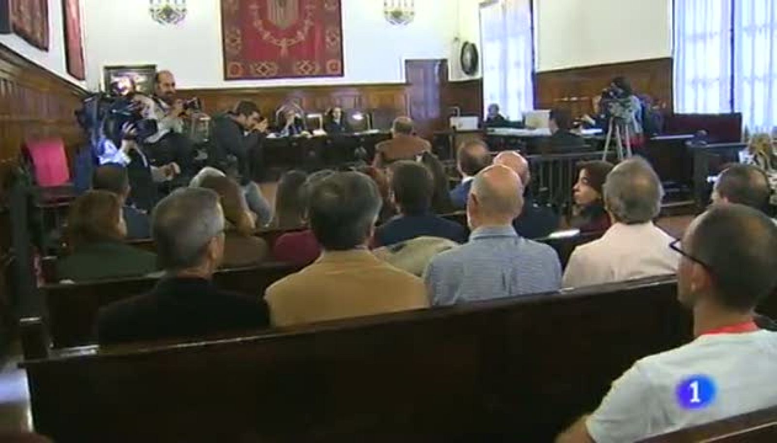 La Audiencia Provincial de Zaragoza ha acogido esta mañana el juicio por el despido de 153 trabajadores de Autobuses Urbanos de Zaragoza. Mientras, en la calle, hoy se han recrudecido los paros.Han bajado las temperaturas hasta cinco grados, se nota en todo Aragón, y sobre todo en el Pirineo. Los agricultores ahora temen que no se produzcan heladas.Empiezan a funcionar los grupos de la guardia civil especializados en los robos del campo, denominados grupos Roca. De momento solo lo hacen en la provincia de Zaragoza, donde este año se han contabilizado 576 robos. 