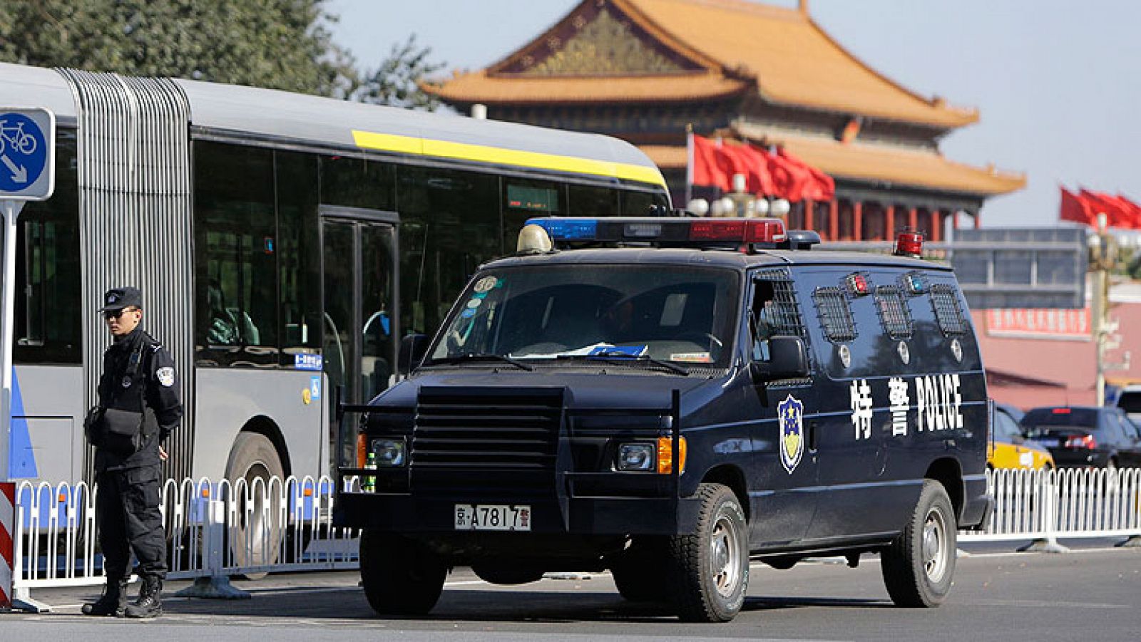  La Policía china emitió a última hora del lunes un aviso a los hoteles de Pekín para buscar pistas sobre dos personas sospechosas de estar relacionadas con el suceso del mismo día en la plaza de Tiananmen, en la capital china.