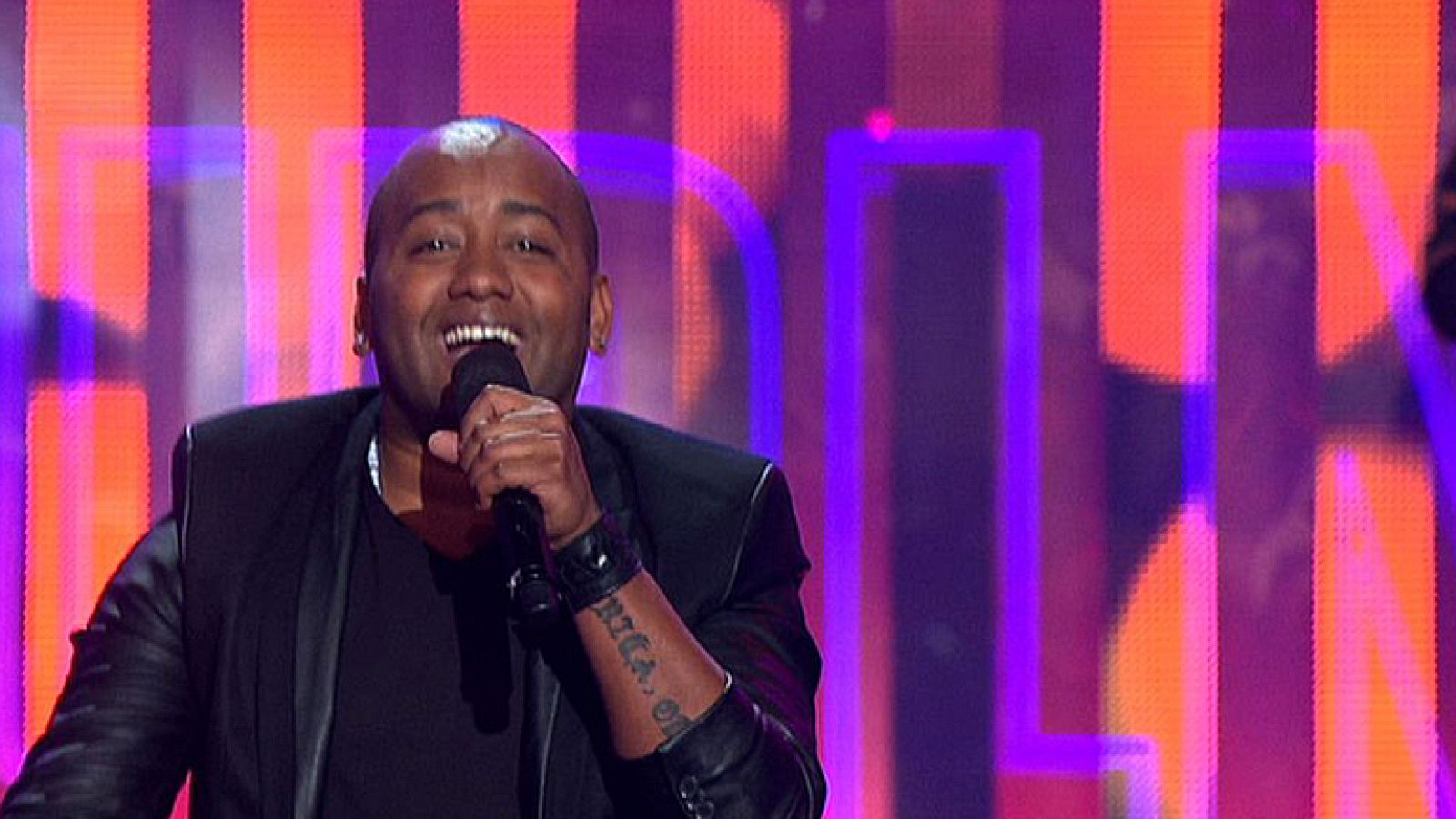 Uno de Los Nuestros - Frederlyn canta "Angelito sin alas"