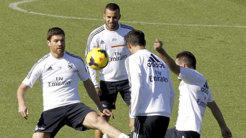 El Real Madrid de Ancelotti recibe al Sevilla en el Santiago Bernabéu en un encuentro marcado por el regreso de Xabi Alonso 165 dias después de que se lesionara, para marcar el ritmo al que tiene que latir el equipo que necesita su salida de balon y 