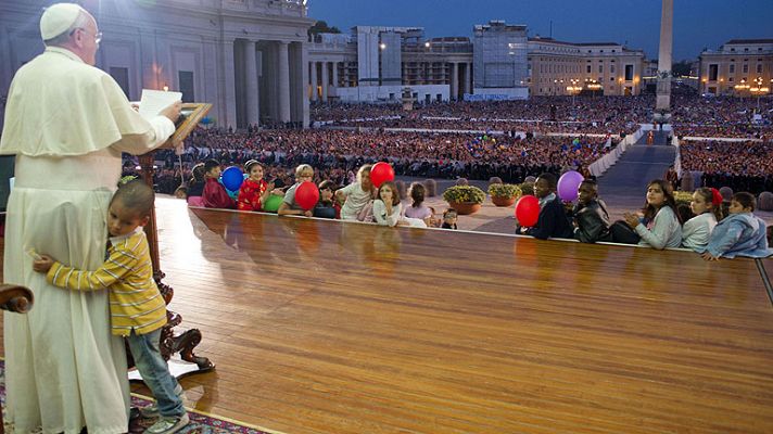 Un niño se sienta en el trono papal