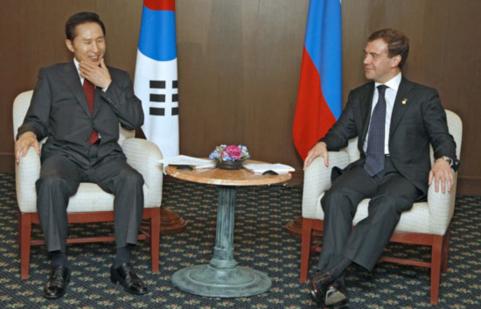 "Financial Times" y "The Economist" proponen un G12 con España