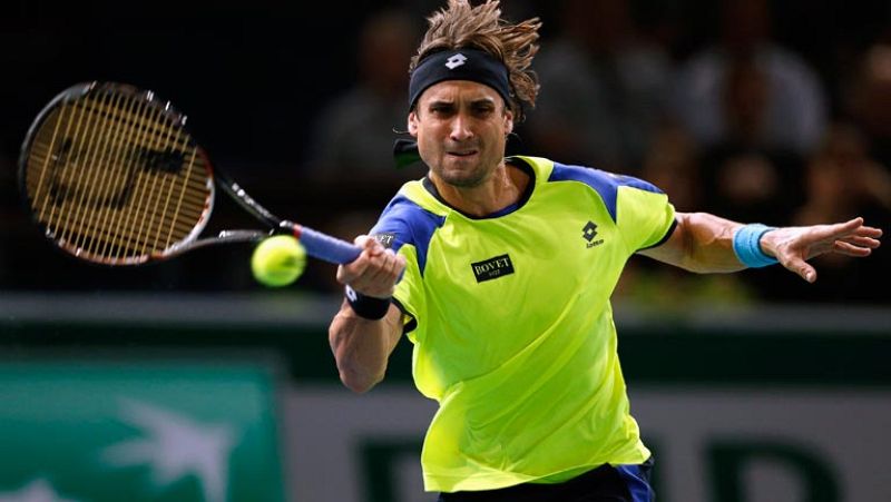  El español David Ferrer avanzó a los cuartos de final del Masters 1000 de París- Bercy, al derrotar al tenista local Gilles Simon por 6-2 y 6-3, en poco menos de 80 minutos. El tenista alicantino mejoró el nivel de su juego con respecto a la victori