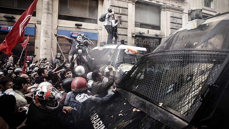 Enfrentamientos entre manifestantes y policía en pleno centro de Roma