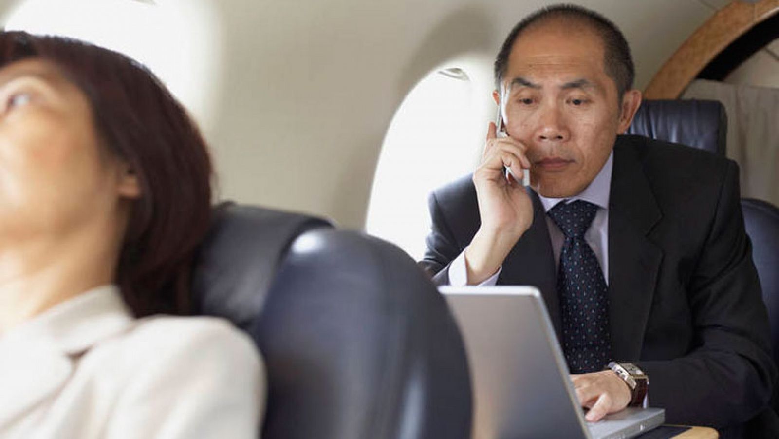 Estados Unidos autoriza el 'modo avión' en dispositivos electrónicos durante todo el vuelo | Ver