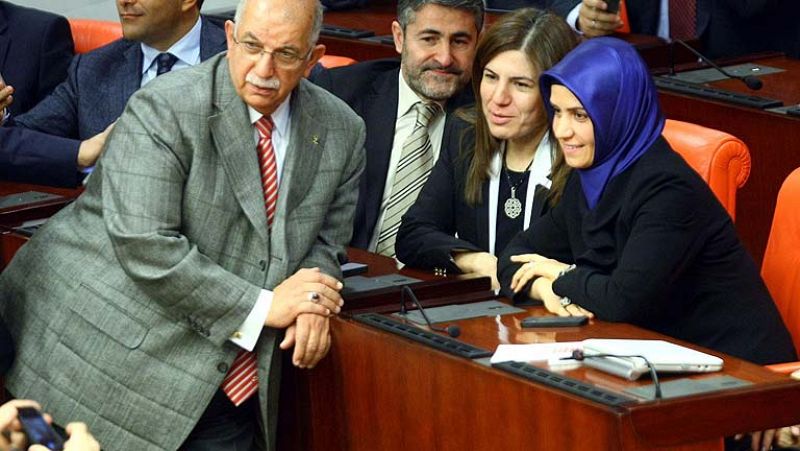 Turquía admite el uso del pañuelo islámico en el Parlamento