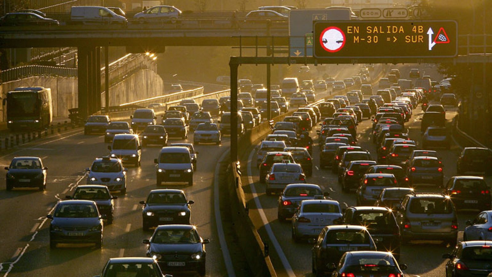 Retenciones kilométricas en Madrid y Barcelona en la salida del puente de Todos los Santos